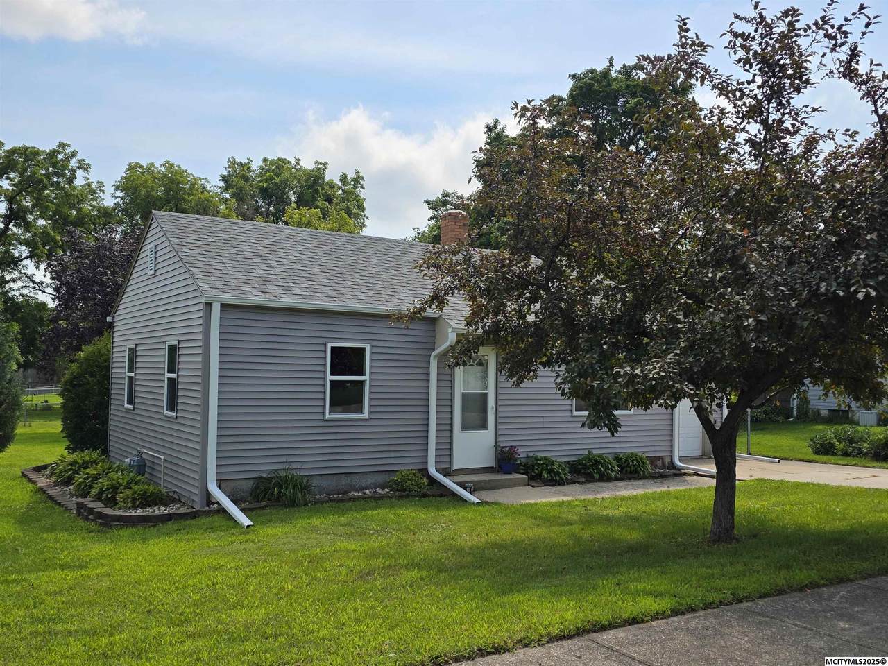 823 15th Se - Photo 1