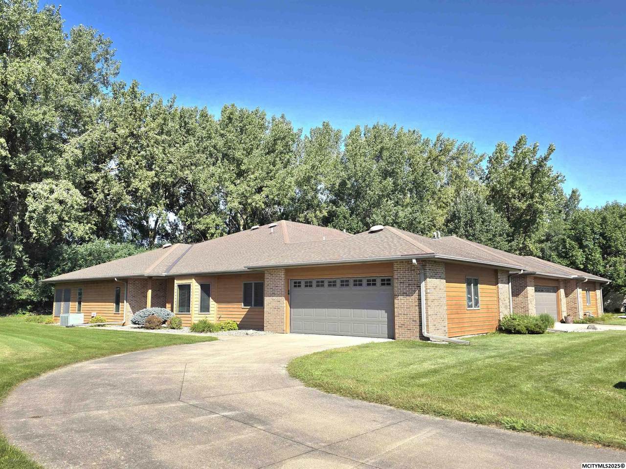 2042 Hunters Ridge Dr - Photo 1