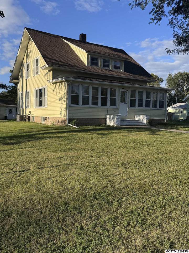 811 4th Ave N - Photo 1