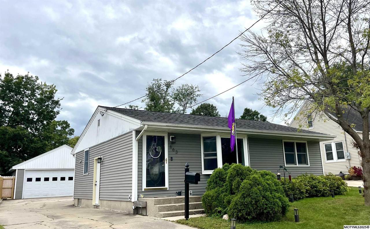 663 10th Ne - Photo 1