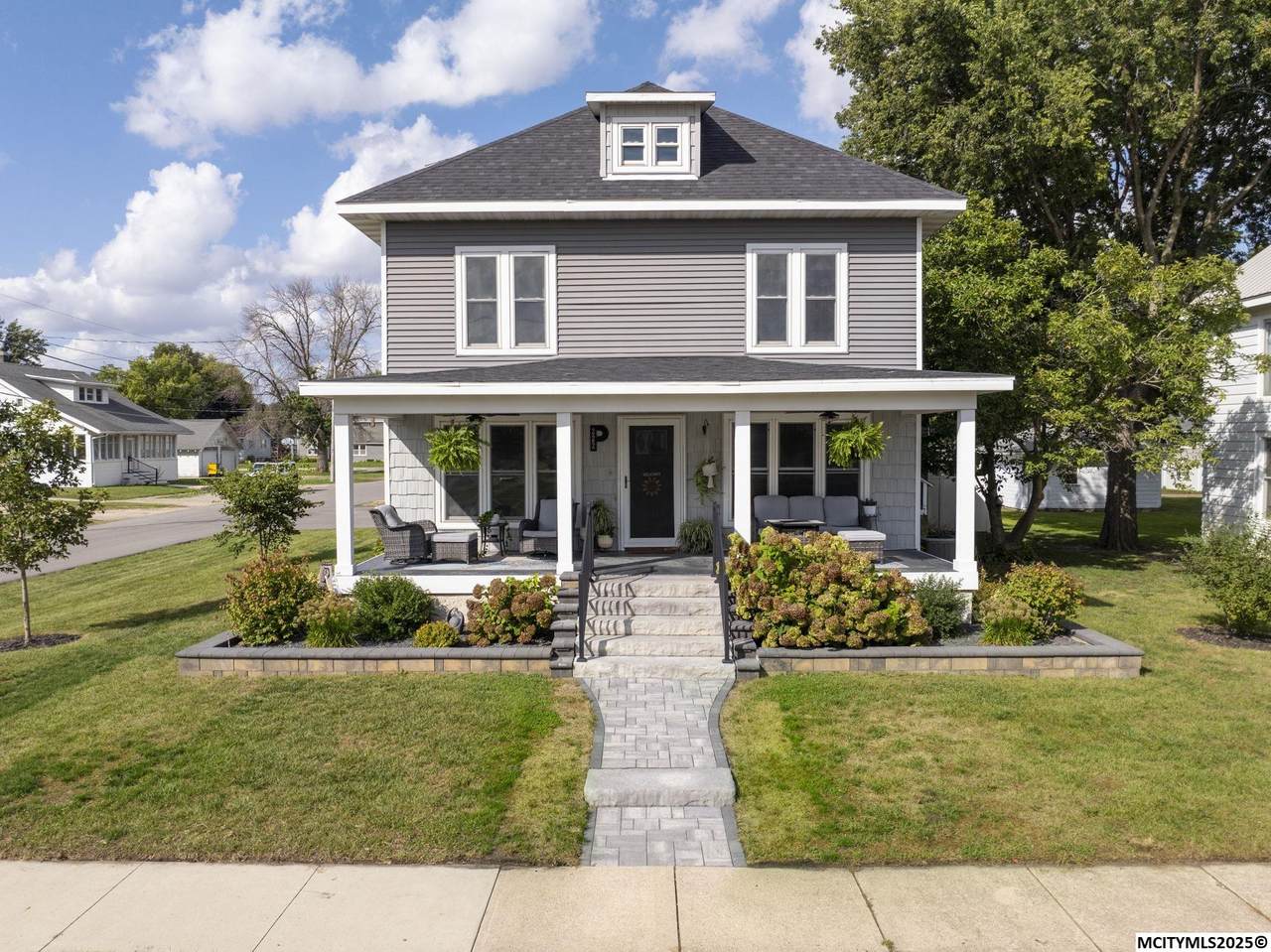 222 Thompson St - Photo 1