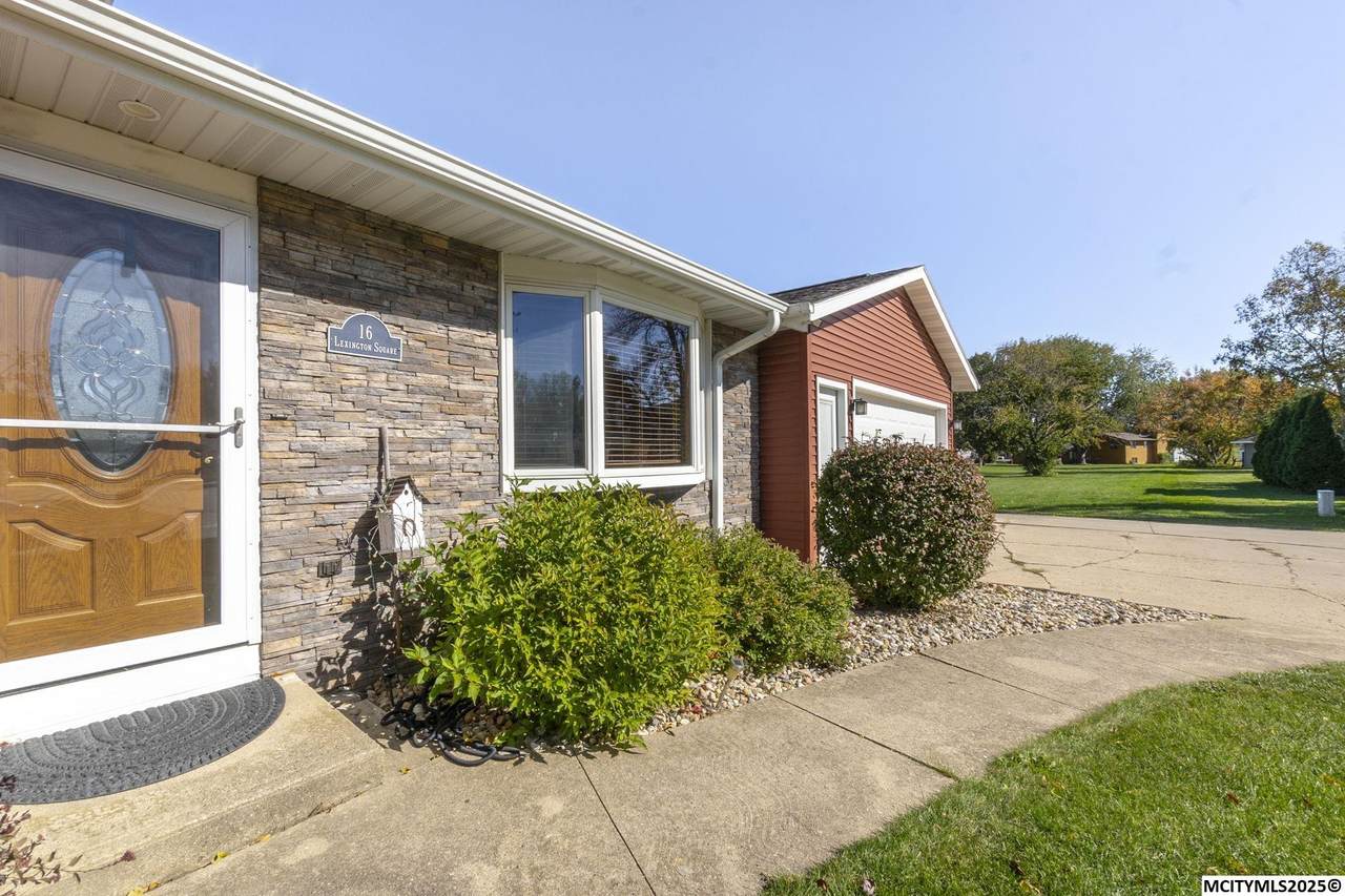 16 Lexington Sq - Photo 1