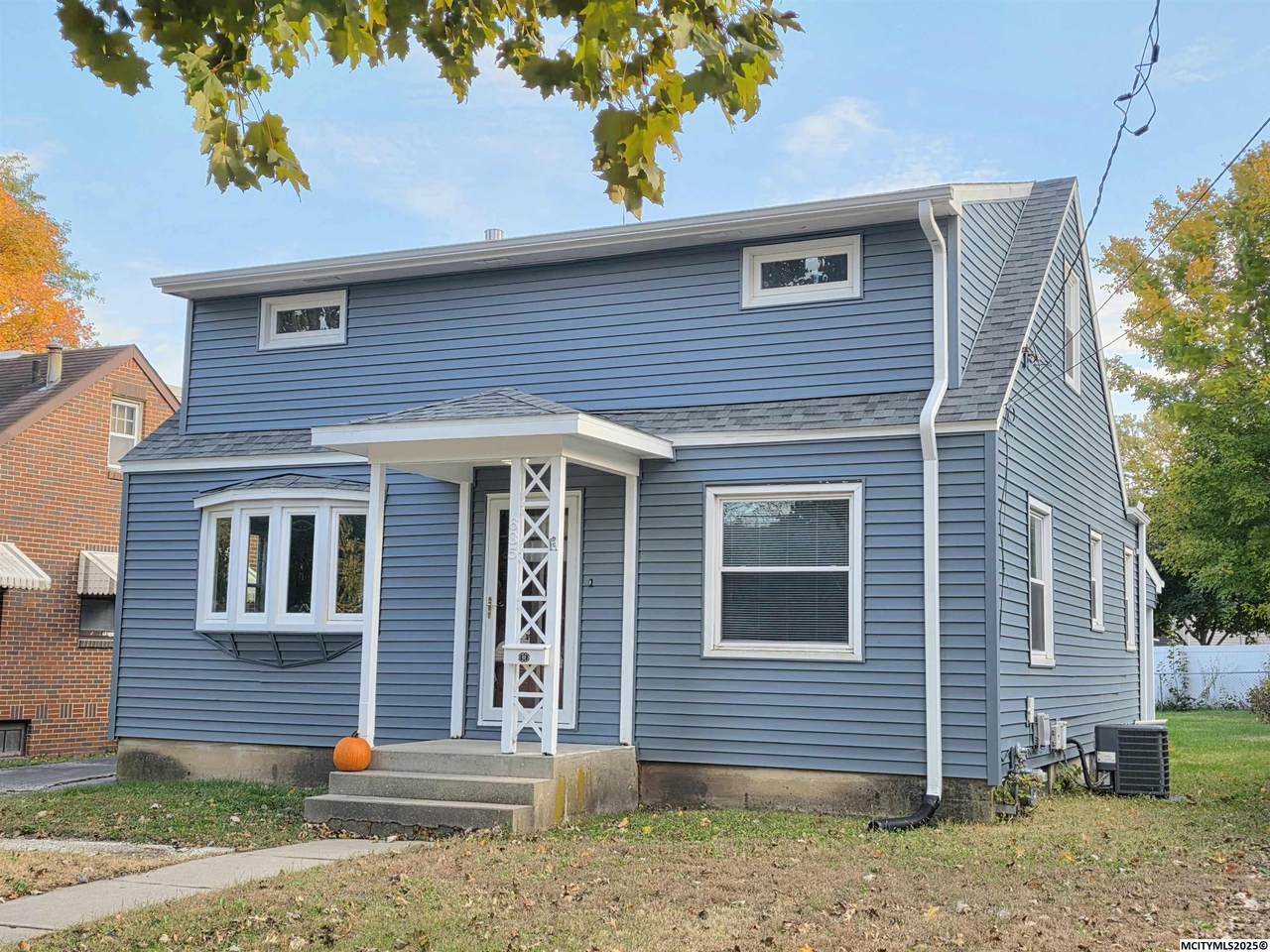 635 10th Ne - Photo 1