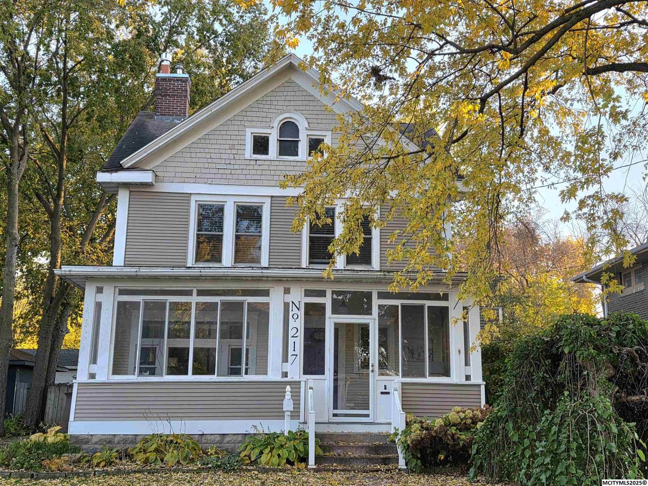 217 10th Nw - Photo 1