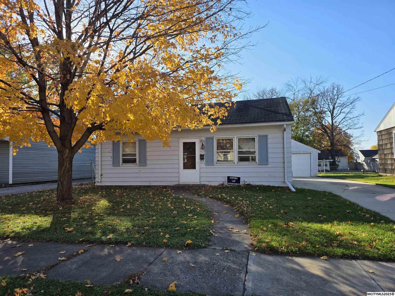 953 15th Pl Ne - Photo 1