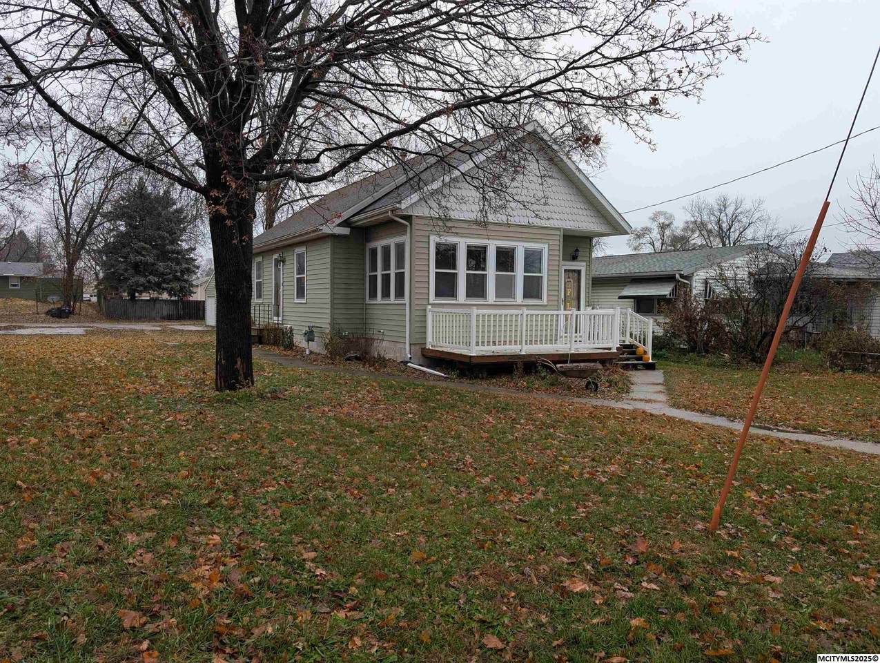 690 16th Se - Photo 1