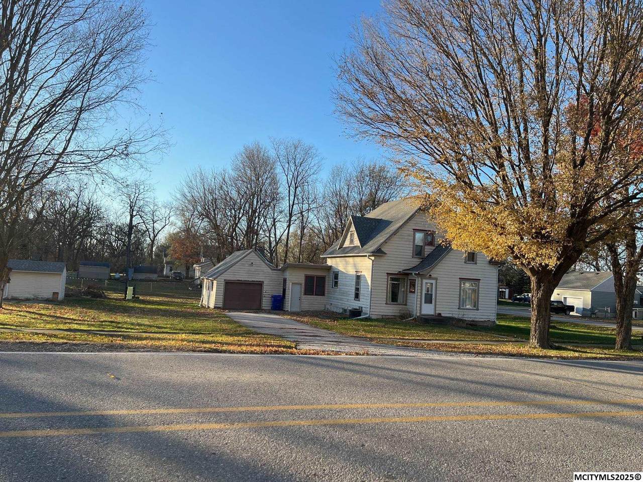 906 Broad St - Photo 1