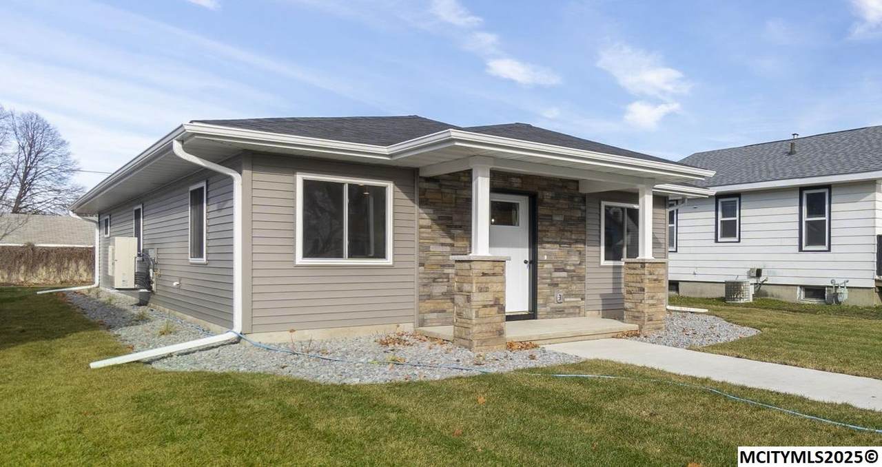 138 25th Sw - Photo 1