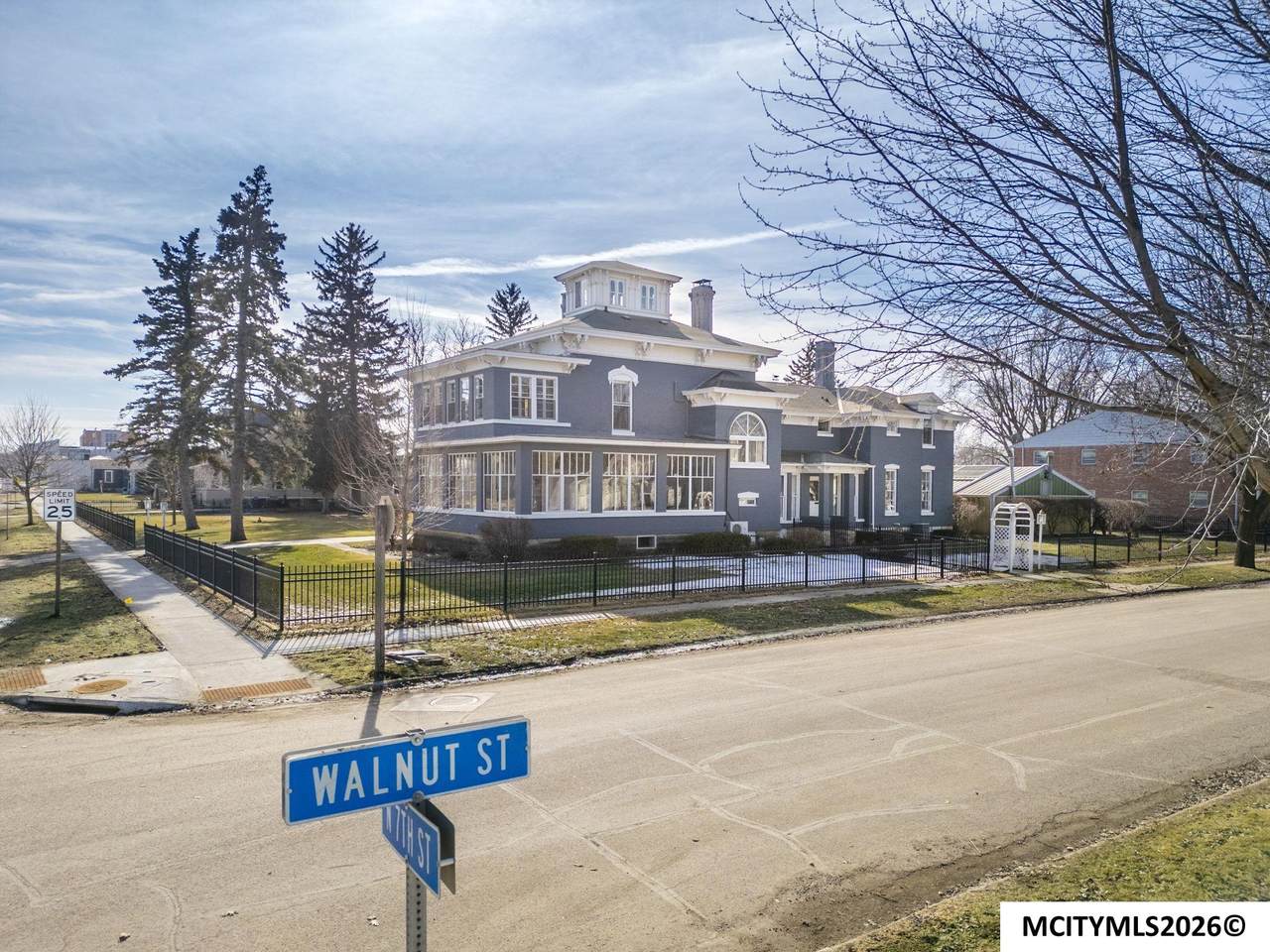 628 Walnut St - Photo 1