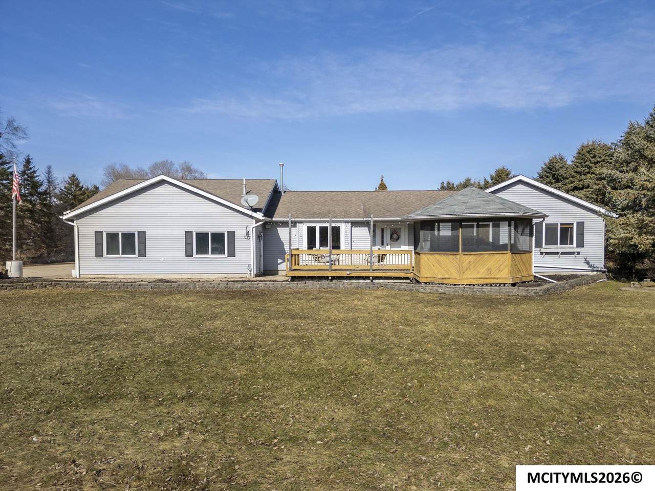 2037 12th Ne - Photo 1
