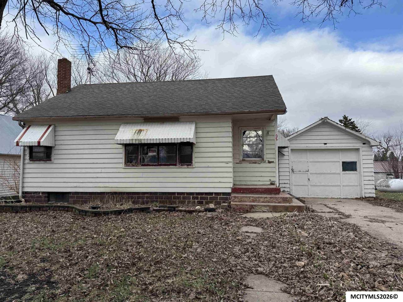 203 1ST ST NE - Photo 1