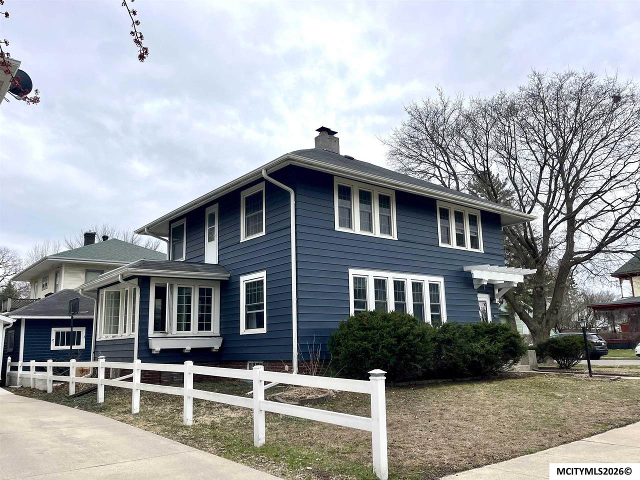 233 7th Nw - Photo 1