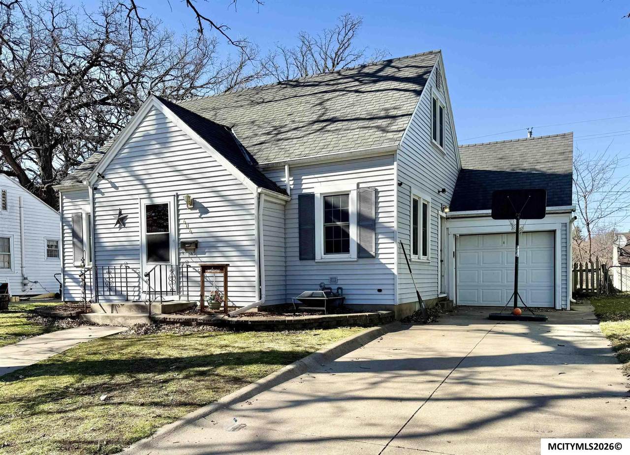 606 11TH NE - Photo 1