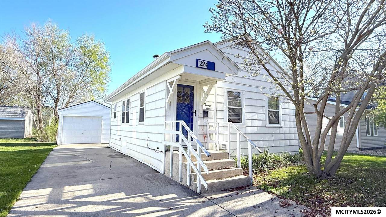 224 13th Se - Photo 1