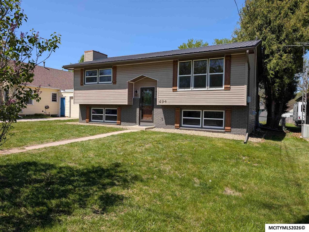 694 17th Se - Photo 1