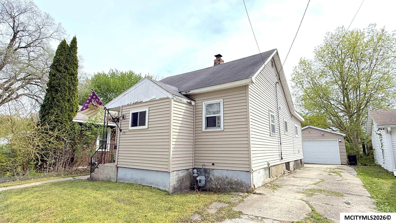 231 25th Sw - Photo 1