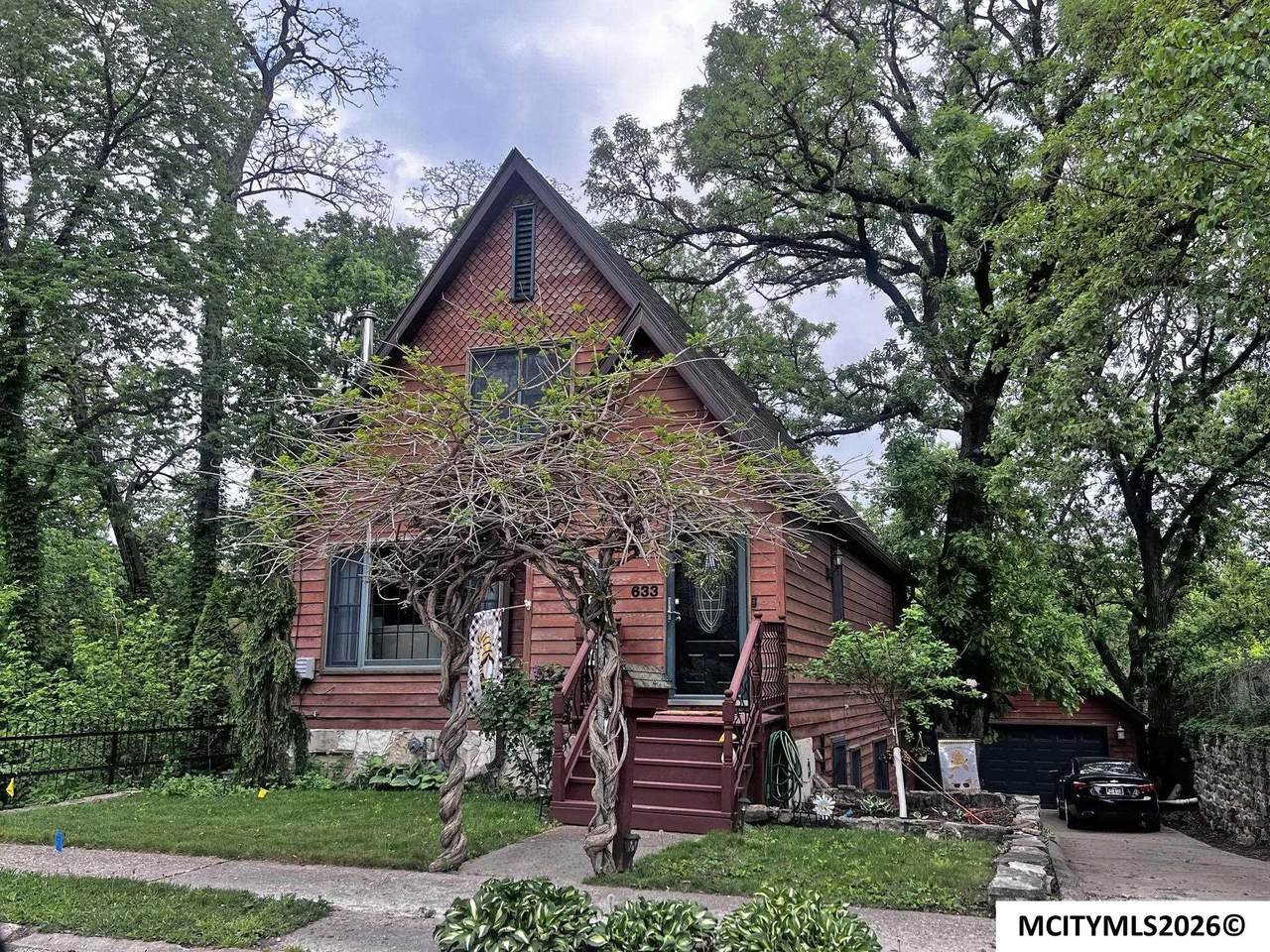 633 2nd Ne - Photo 1