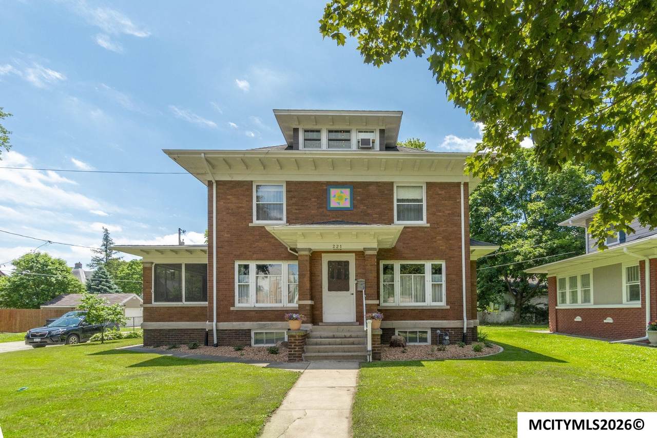 221 7th Nw - Photo 1