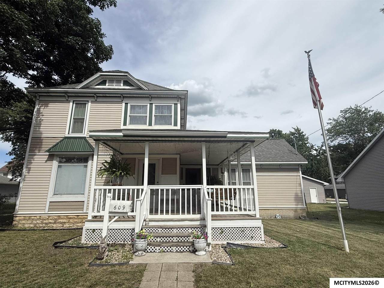 609 Massachusetts - Photo 1