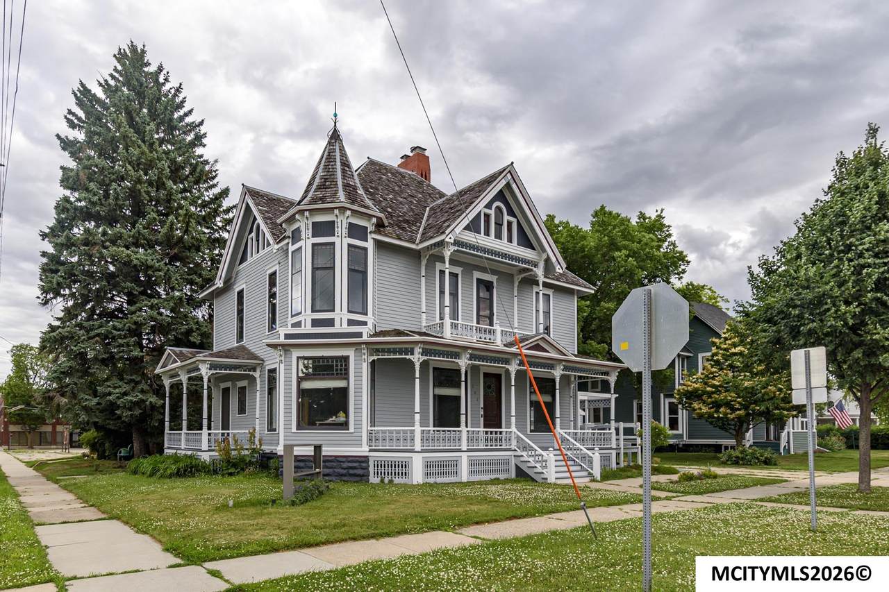 202 2ND SE - Photo 1