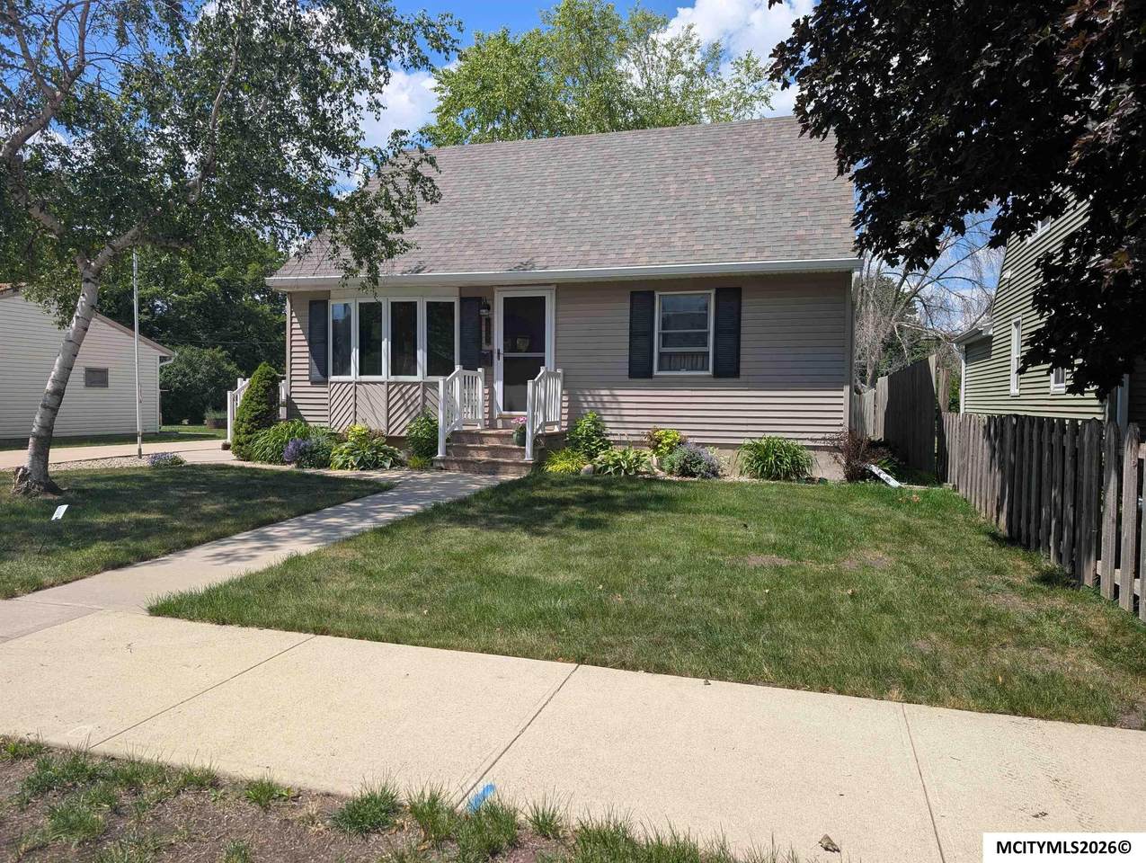 220 26th Sw - Photo 1