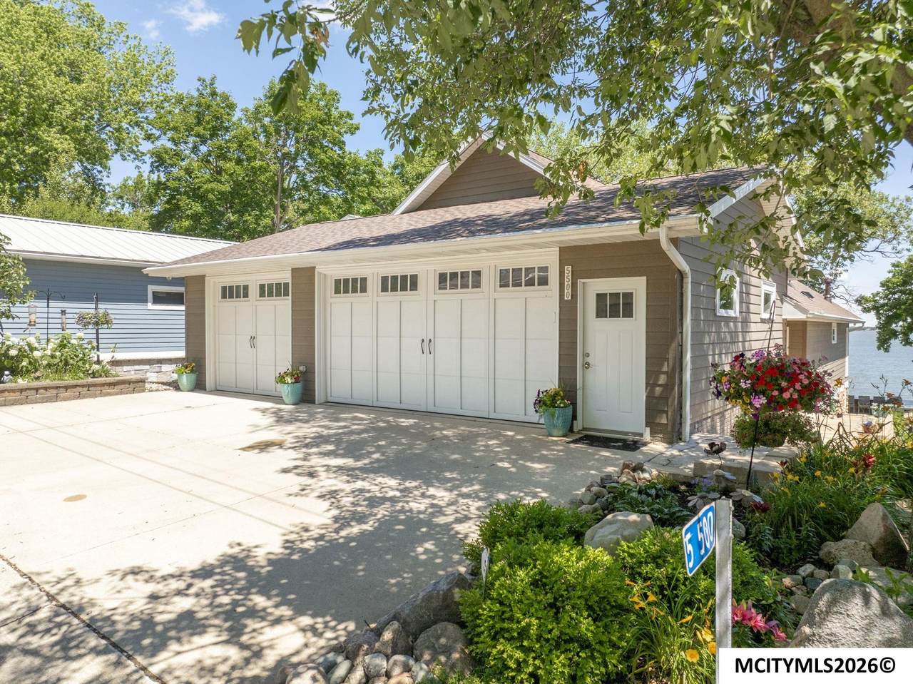5500 Lakeview Dr - Photo 1