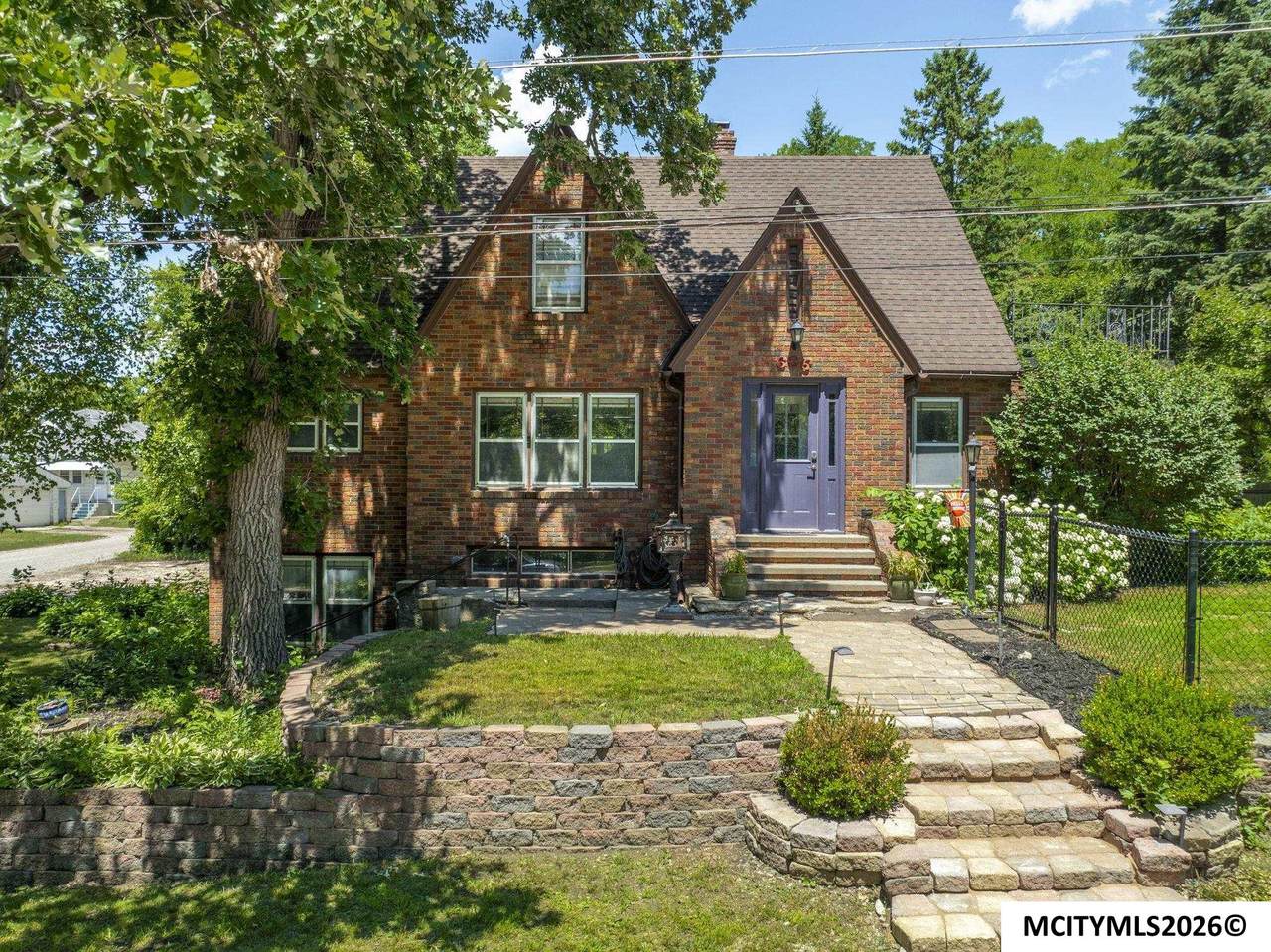 636 2nd Ne - Photo 1