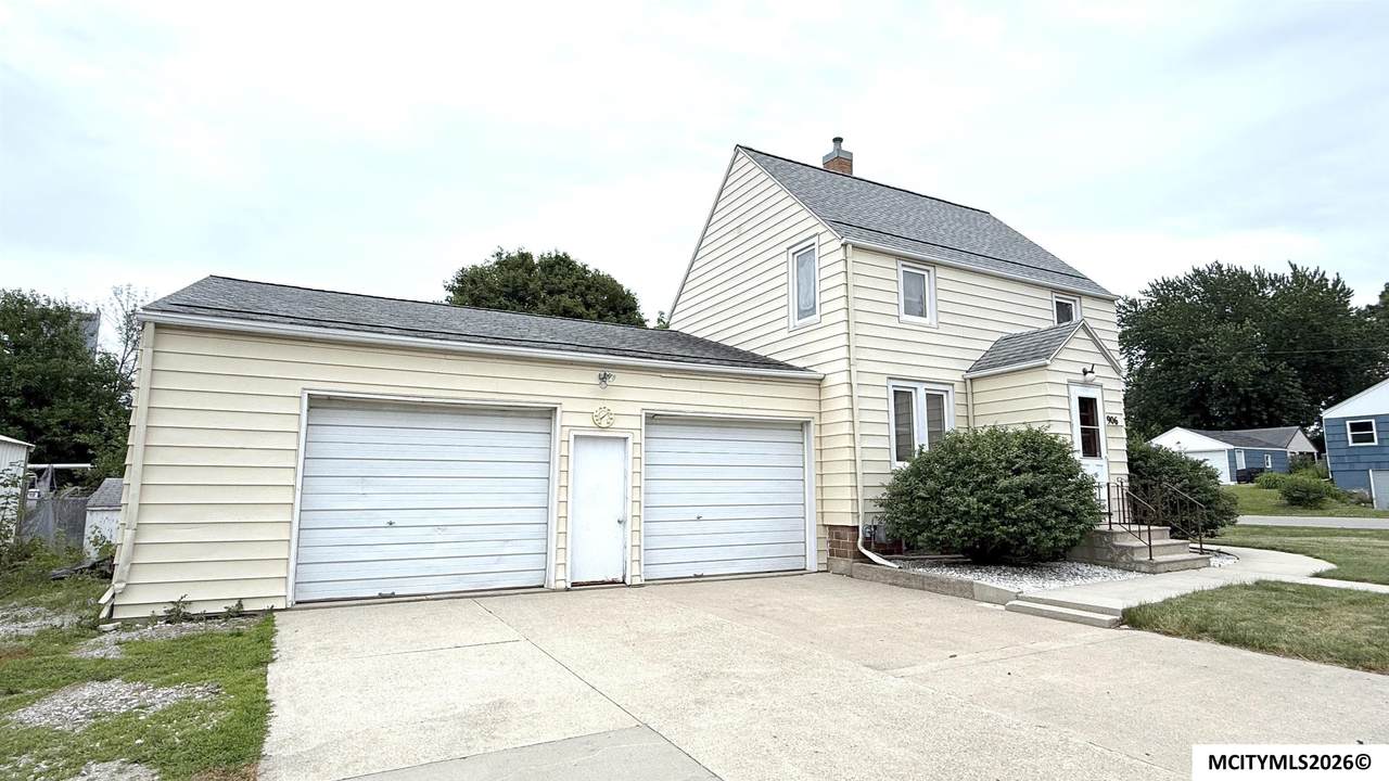 906 13th St - Photo 1