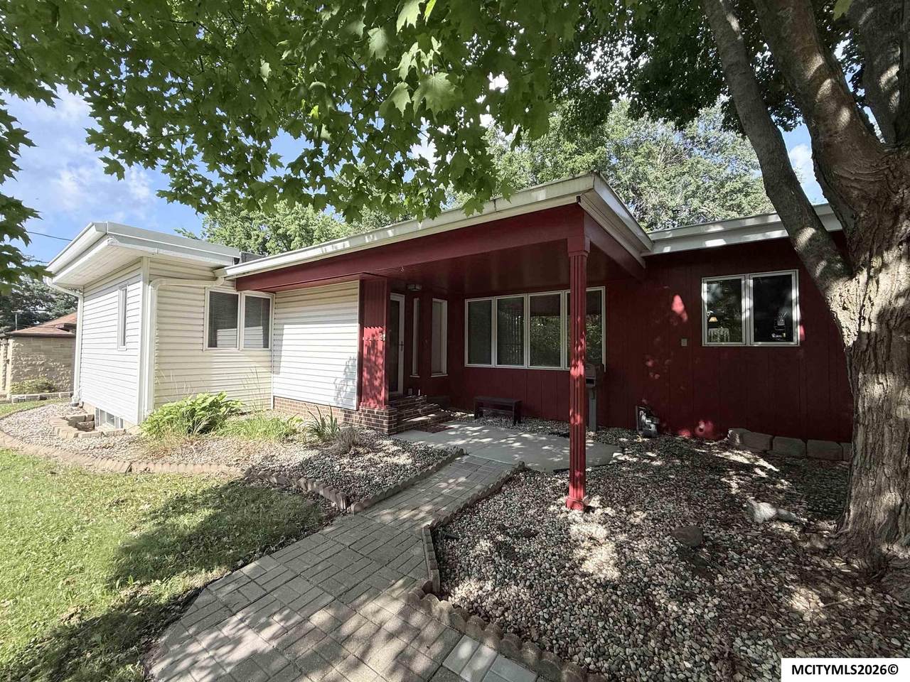 635 8th St - Photo 1