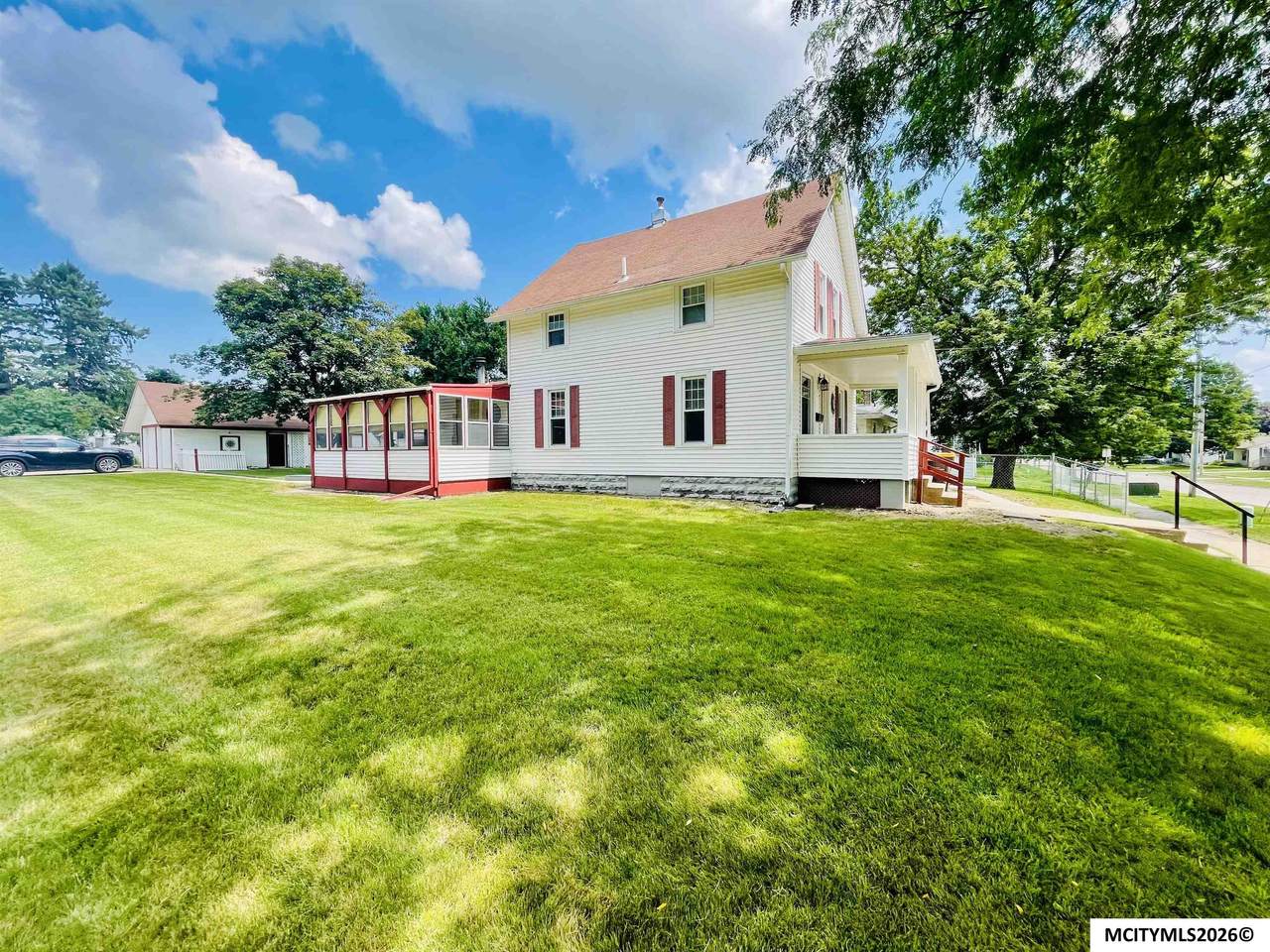 304 21st Se - Photo 1
