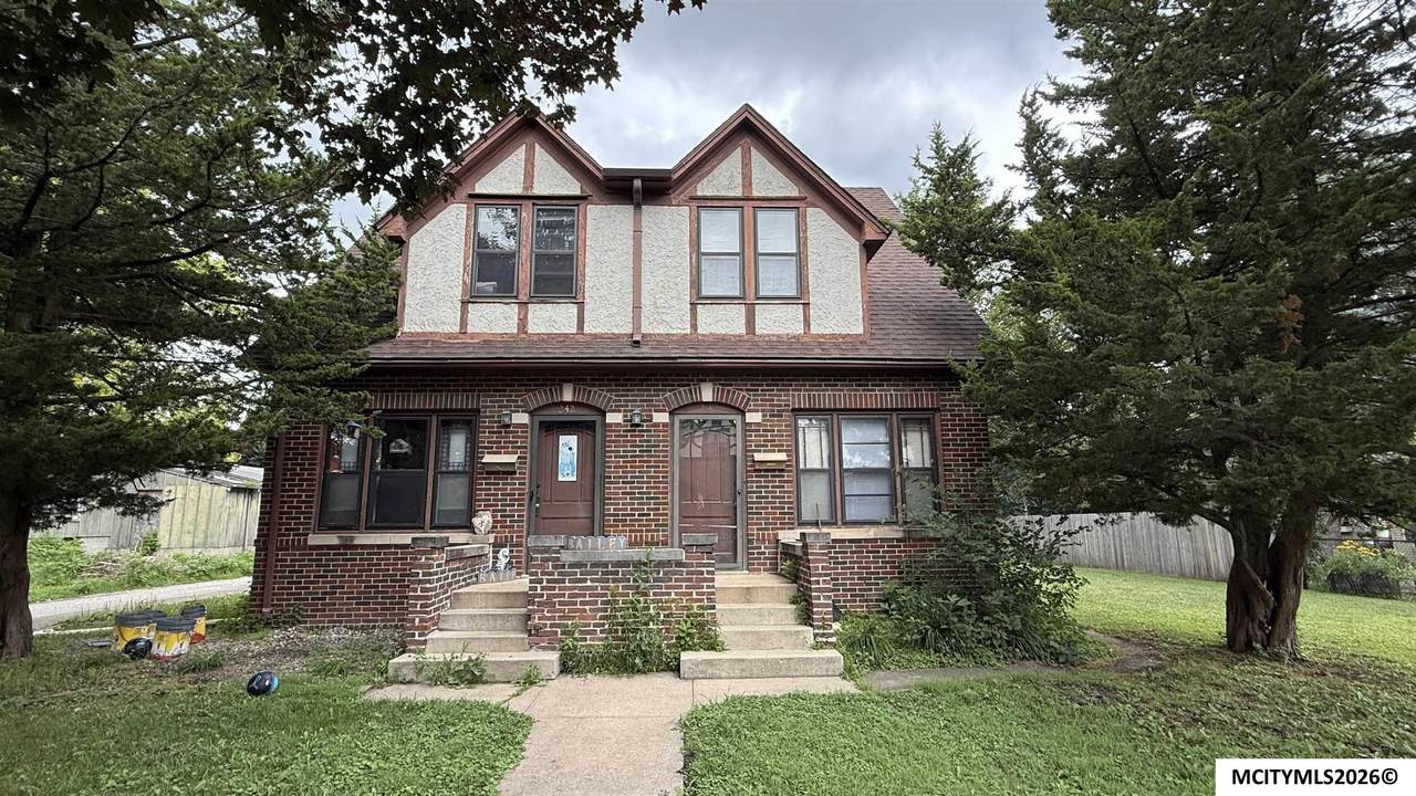 242 14th Se - Photo 1
