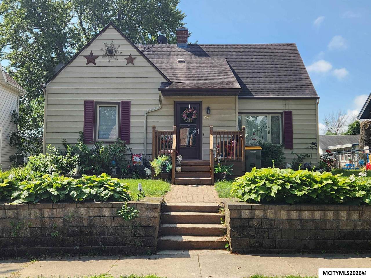 221 14th Se - Photo 1