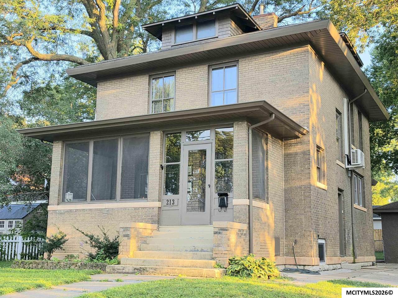 213 10th Nw - Photo 1