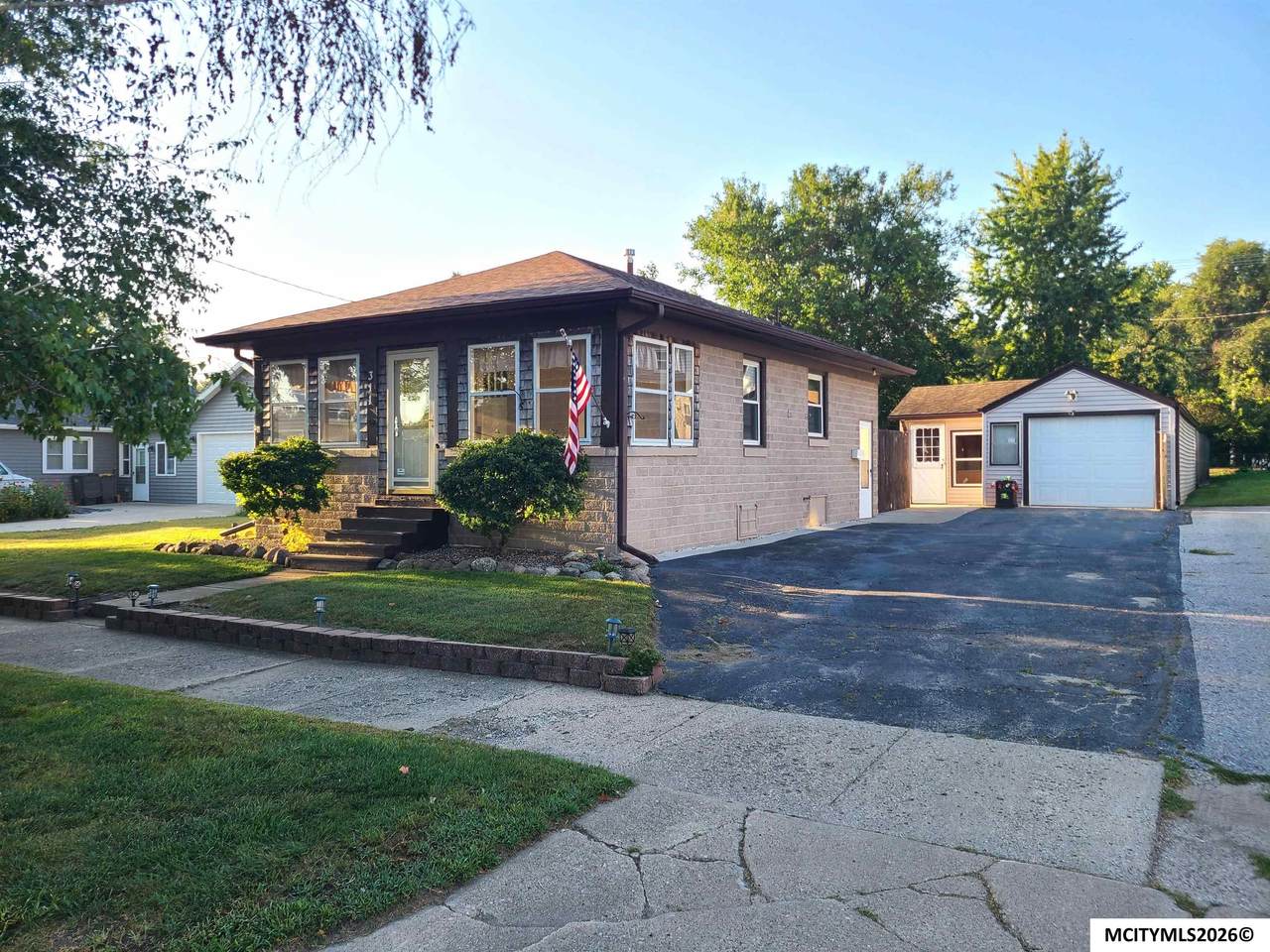 311 18th Se - Photo 1