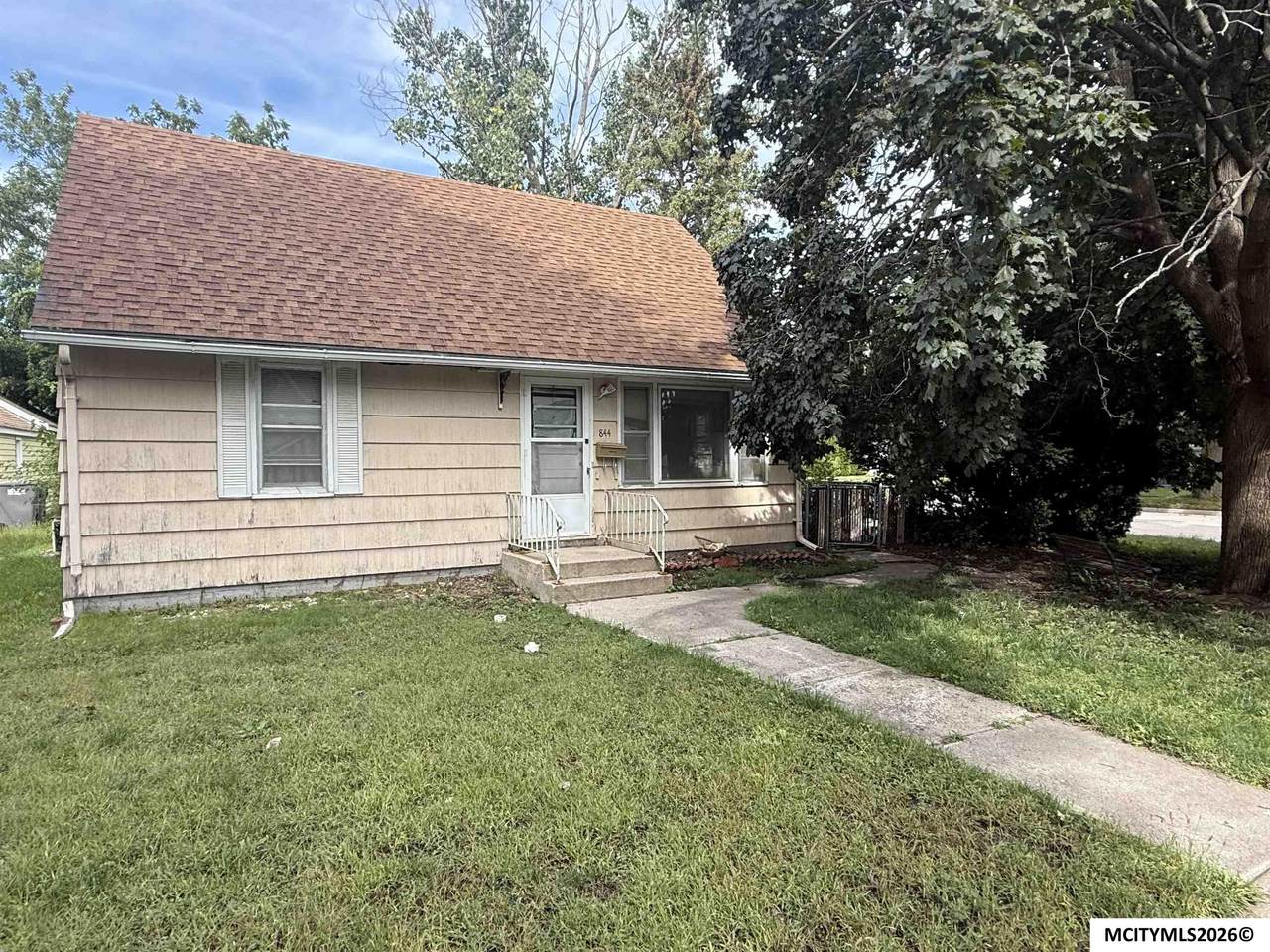 844 10th Ne - Photo 1
