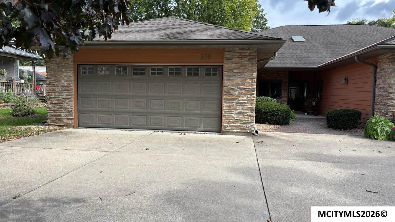 335 Pennsylvania Ave - Photo 1