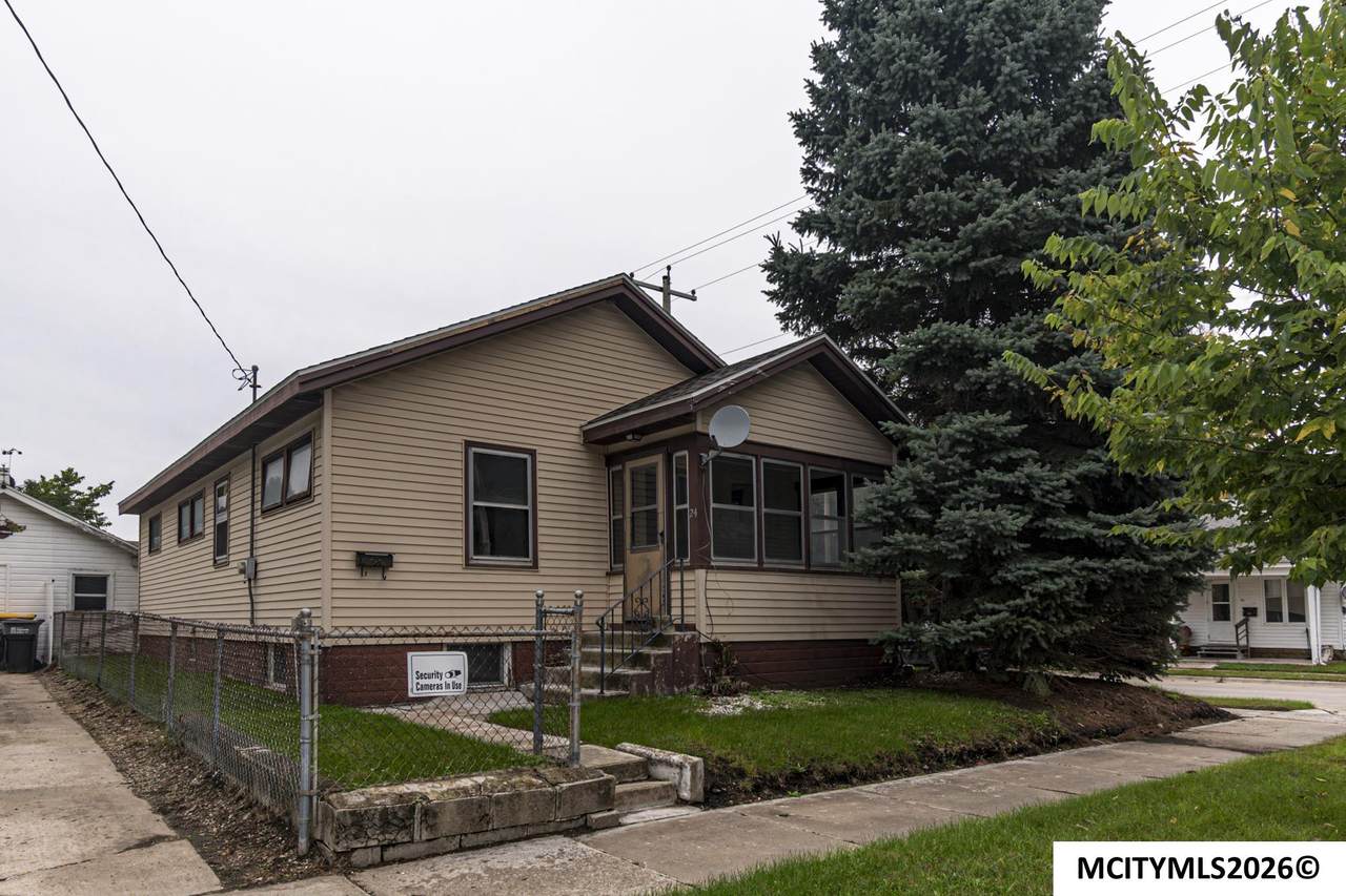 24 16th Ne - Photo 1