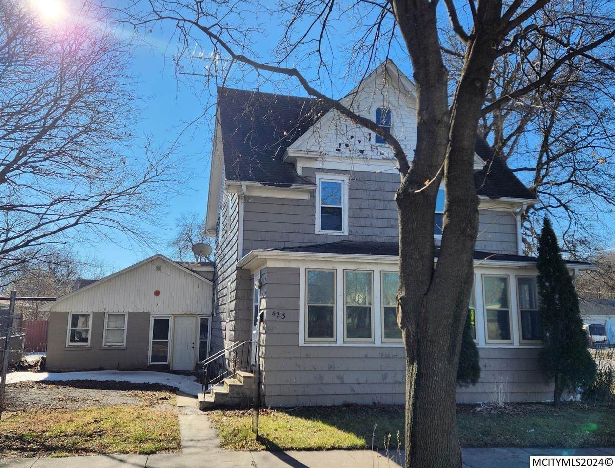 423 6th Nw - Photo 1