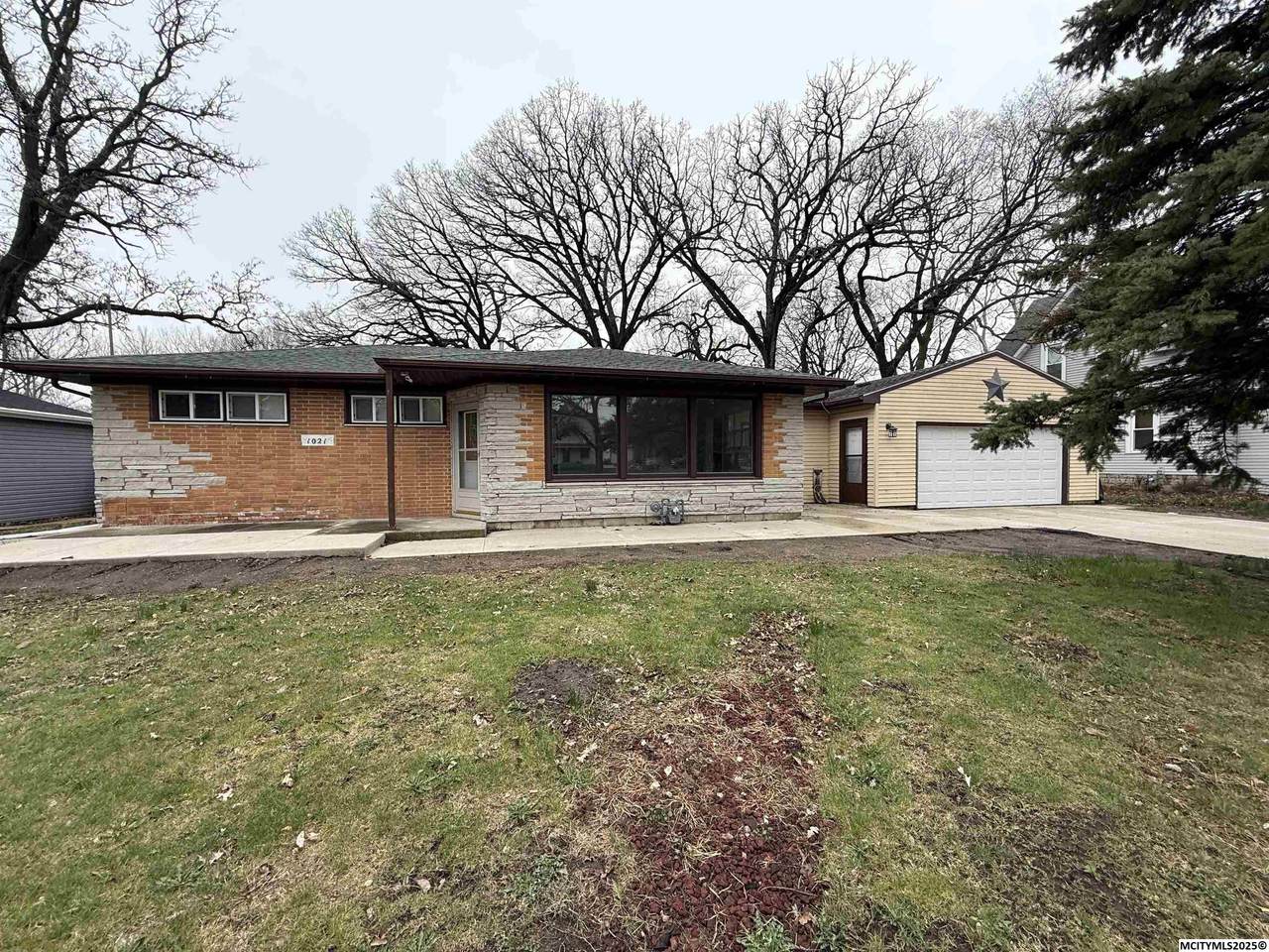 1021 12th Ne - Photo 1