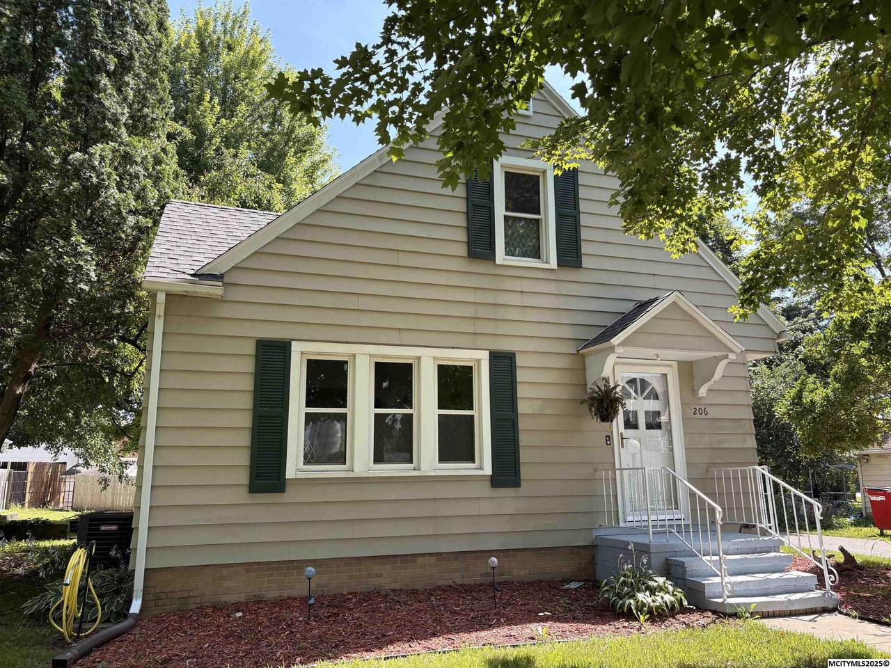 206 3rd St - Photo 1