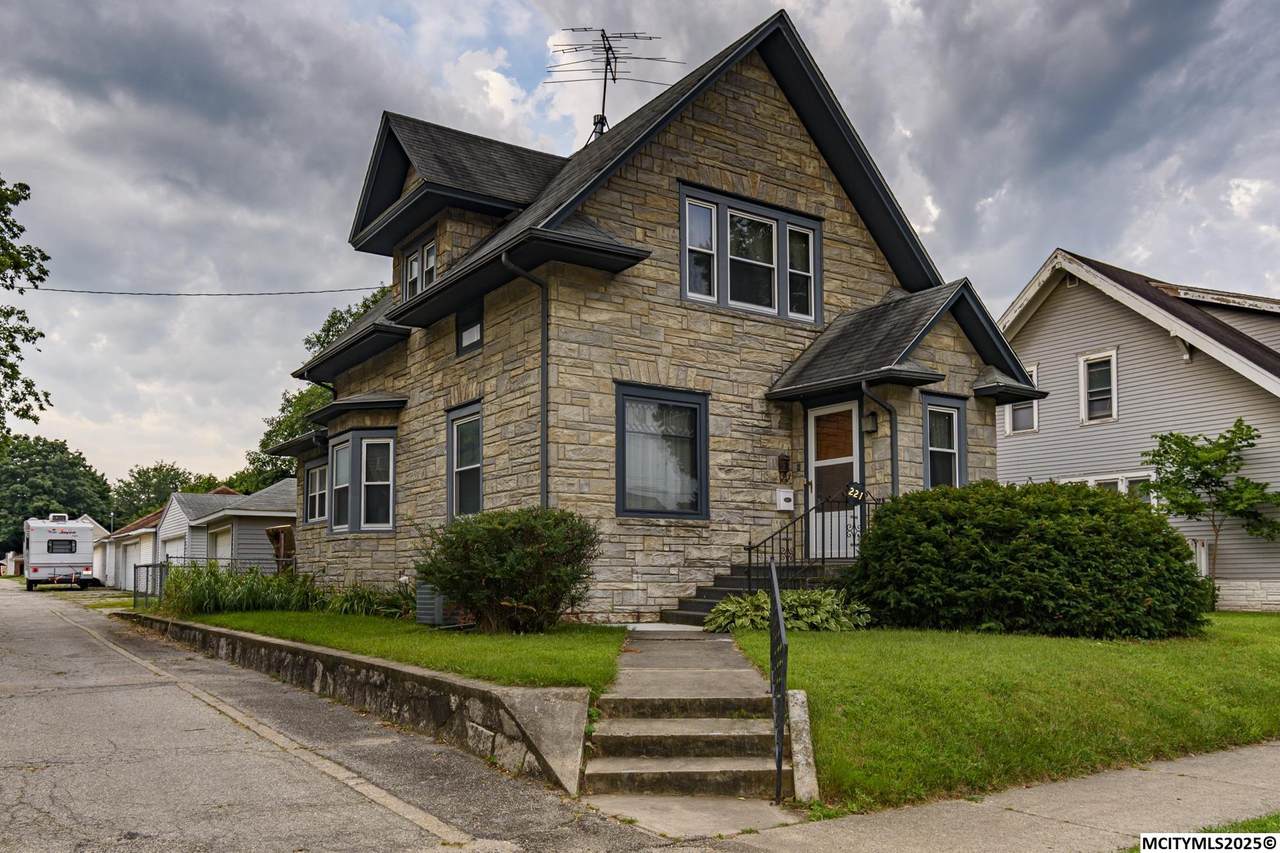 221 9th Nw - Photo 1