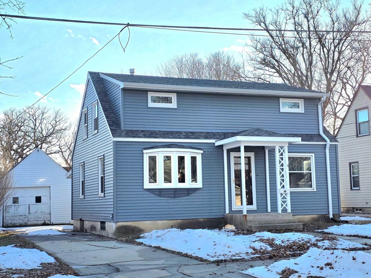 635 10th Ne - Photo 1