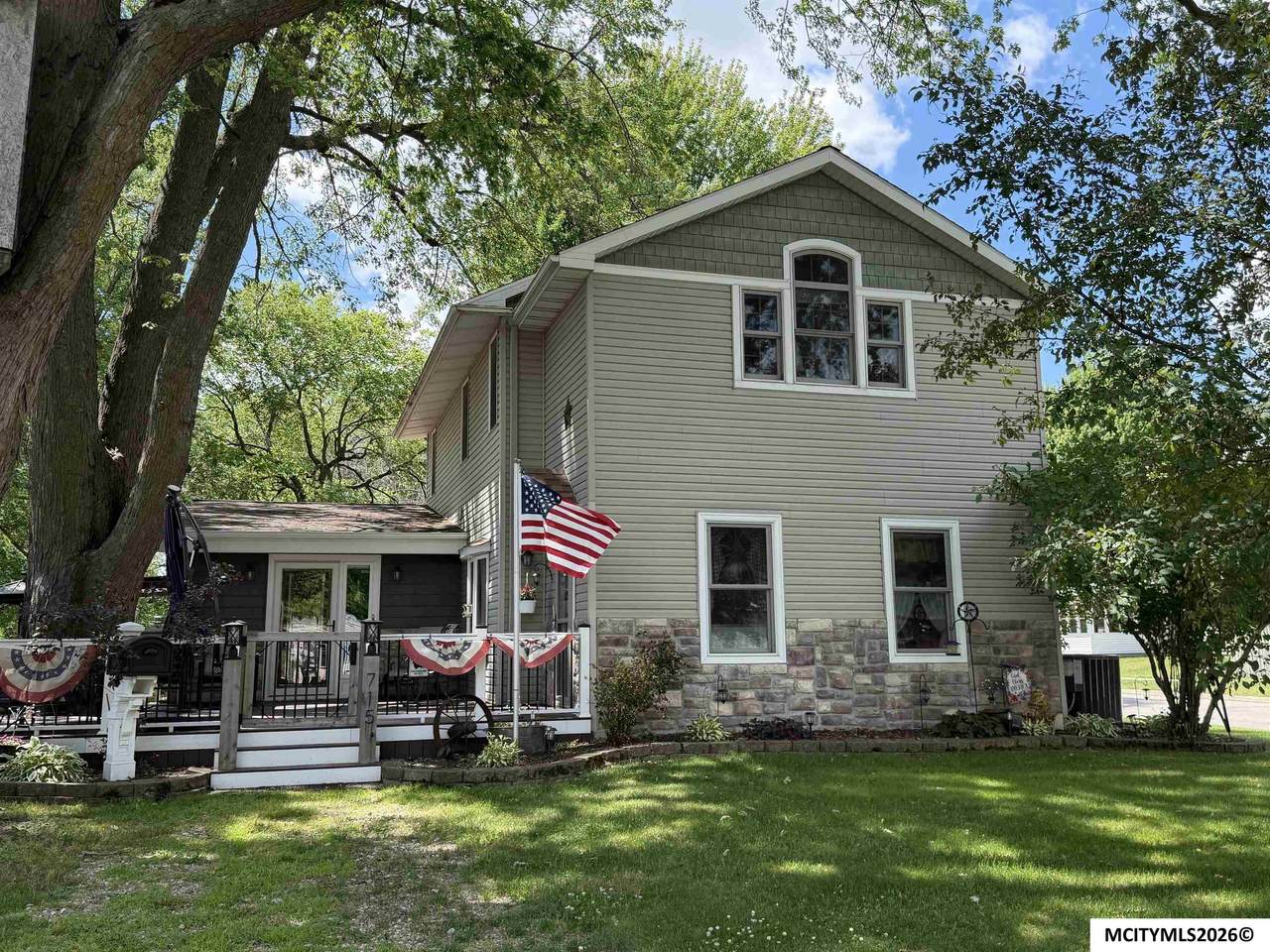 715 12th St - Photo 1