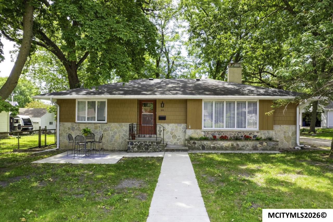 909 Main Ave - Photo 1