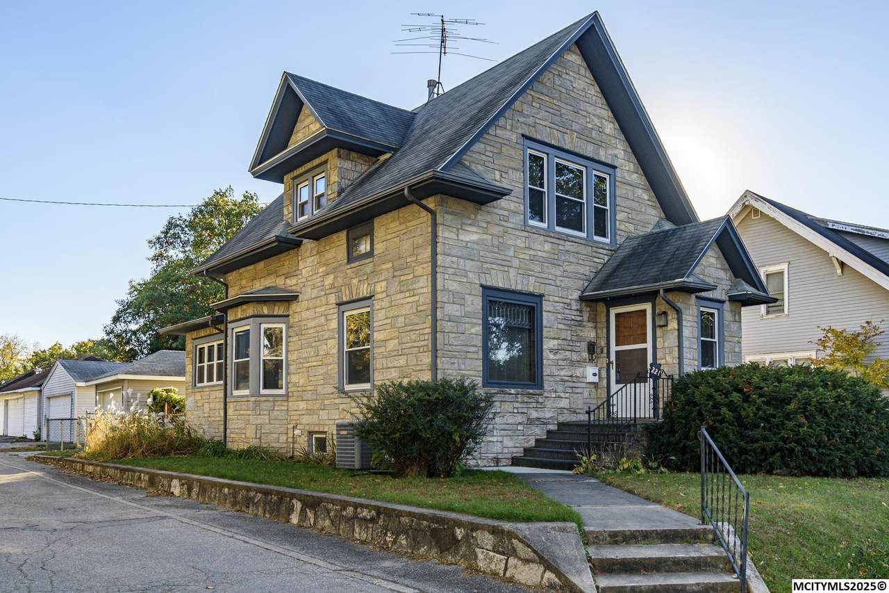 221 9th Nw - Photo 1