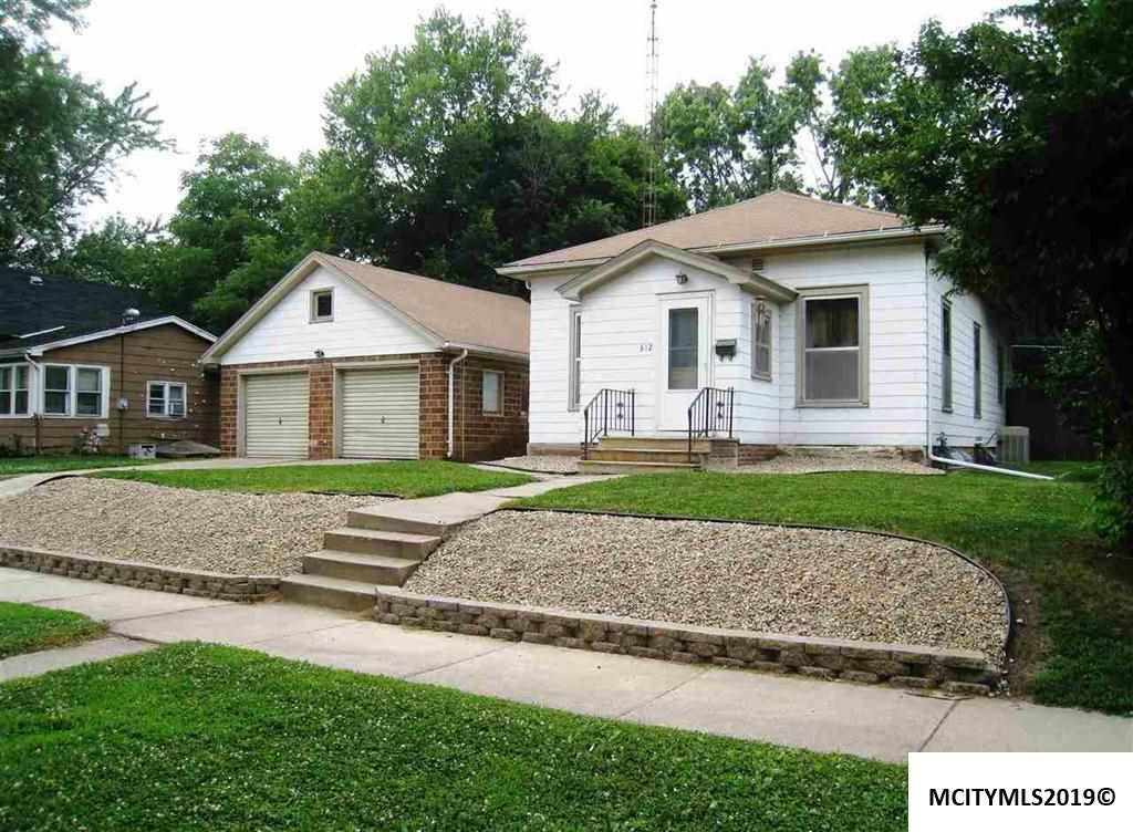 312 8TH SE - Photo 1