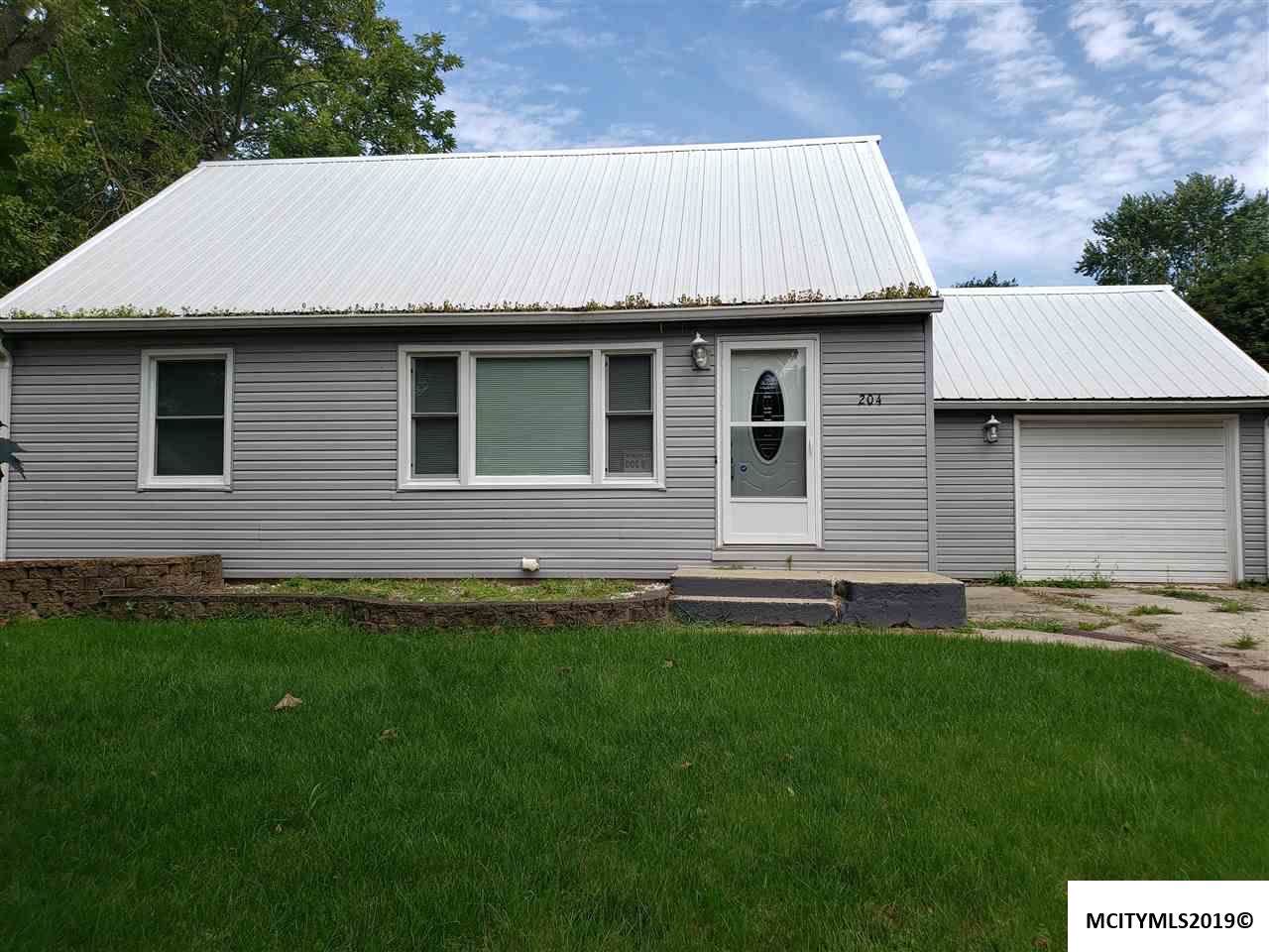 204 Maple St - Photo 1