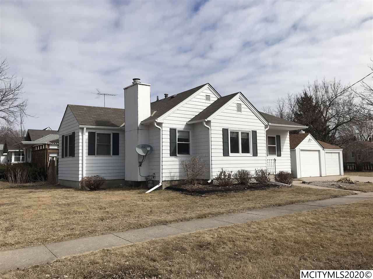 822 9th Nw - Photo 1