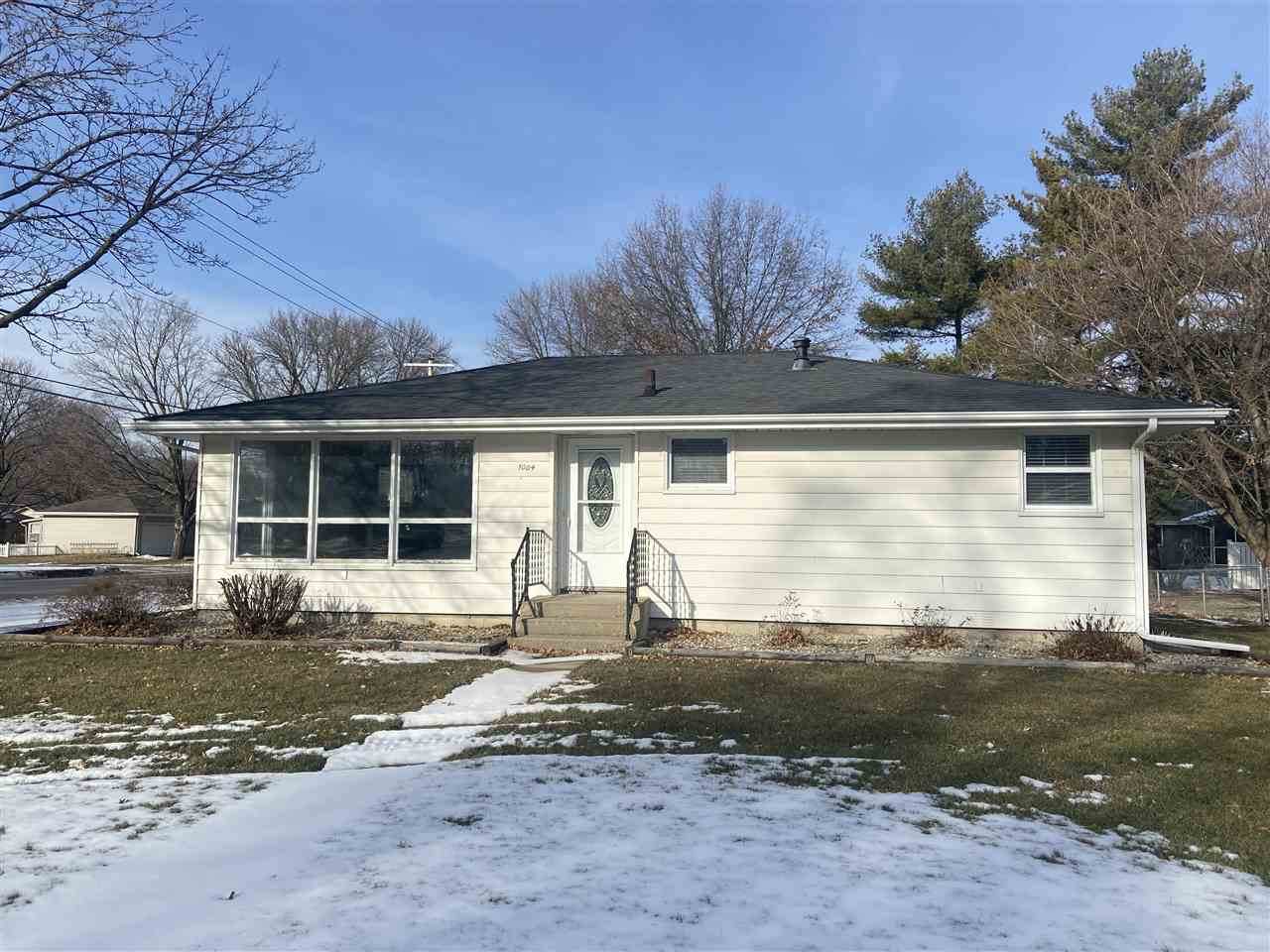 1004 Manor Dr - Photo 1