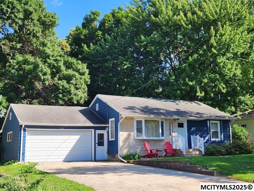 2112 Lakeview Dr - Photo 1